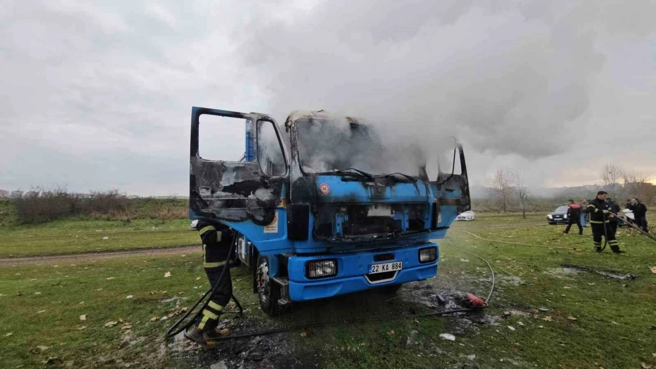 Edirne&rsquo;de park halindeki kamyon alevlere teslim oldu
