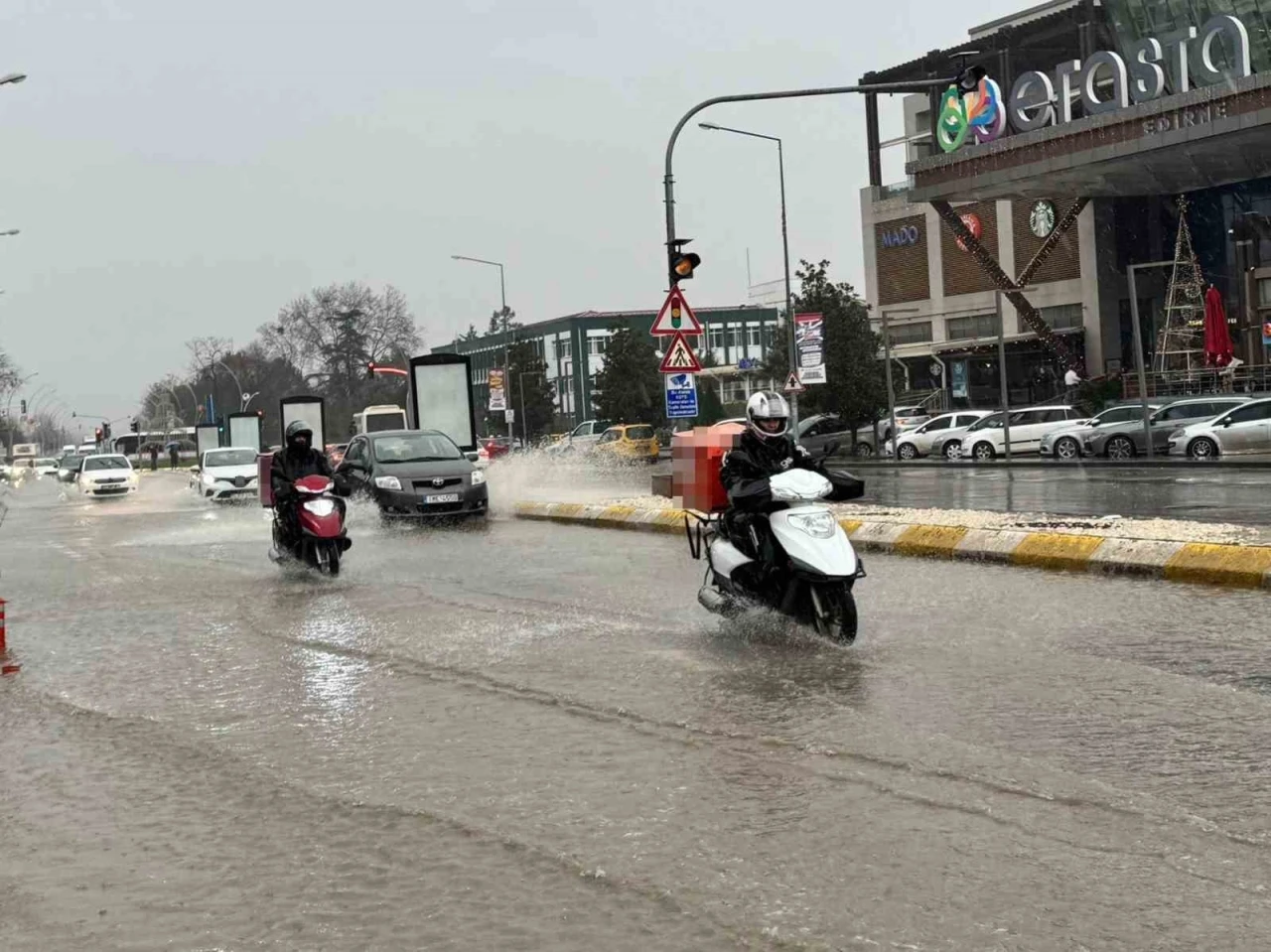 Edirne&rsquo;de sağanak etkili oldu, yollar g&ouml;le d&ouml;nd&uuml;: K&ouml;pr&uuml; altında mahsur kalanlar kurtarıldı
