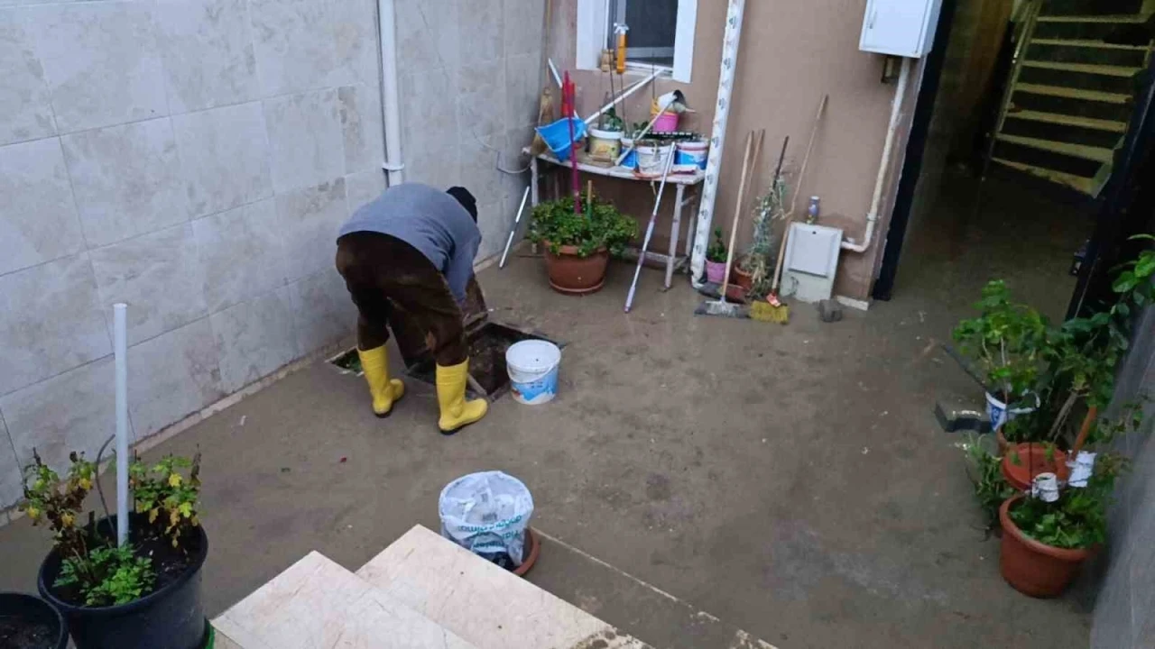 Edirne&rsquo;de sağanak hayatı olumsuz etkiledi: Bazı ev ve iş yerlerini su bastı
