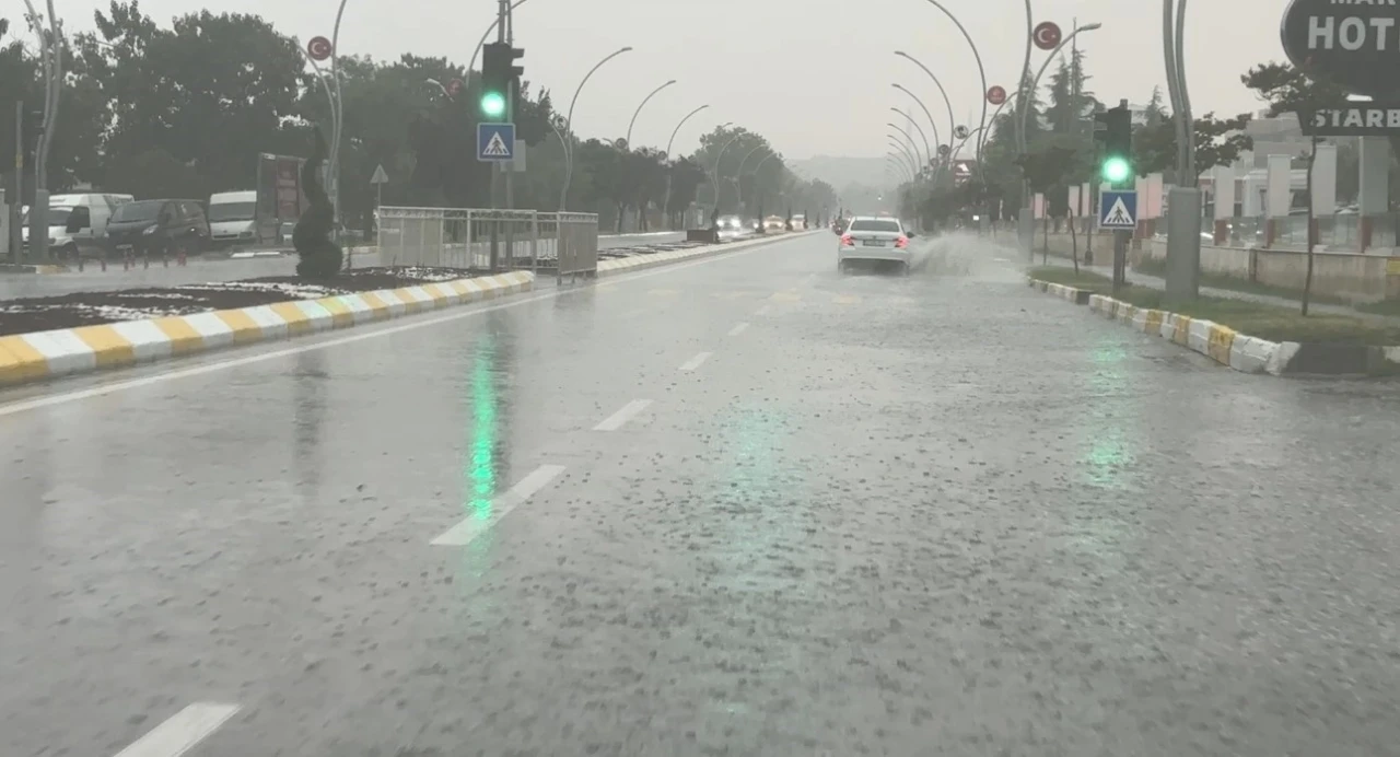 Edirne&rsquo;de sağanak yağış yolları g&ouml;le &ccedil;evirdi
