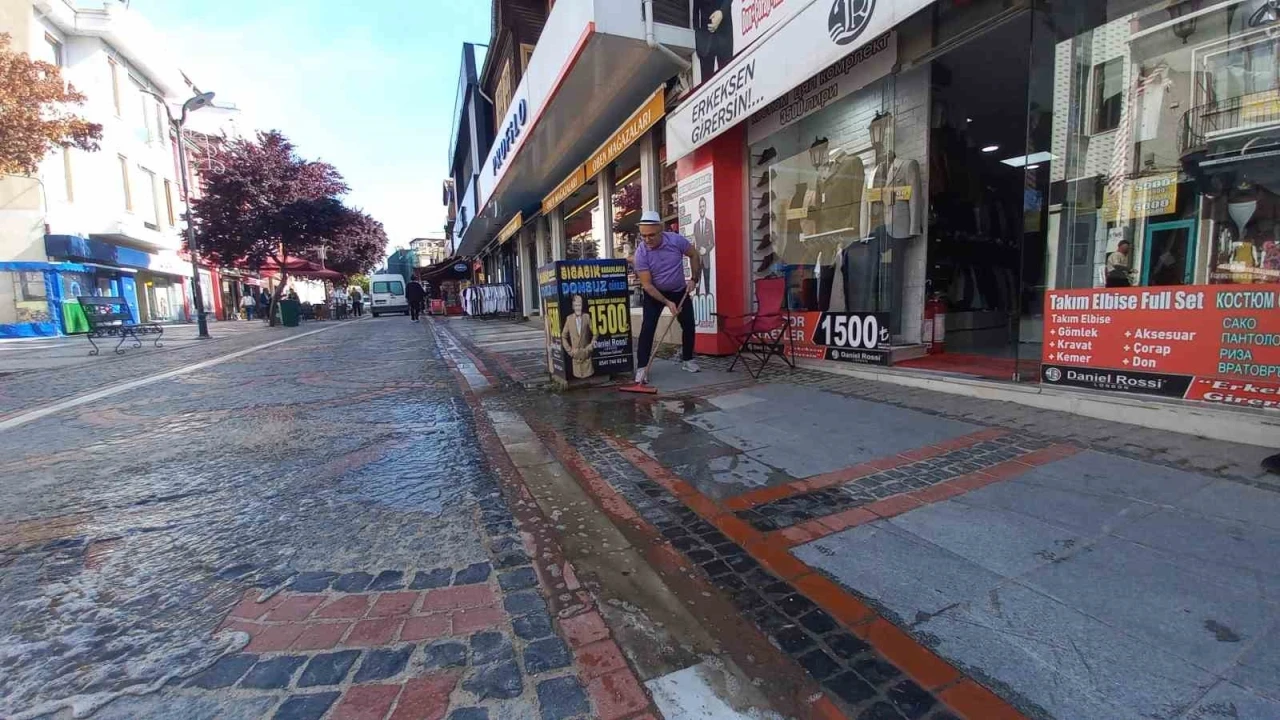 Edirne’de Saraçlar Caddesi’ndeki su birikintisine oltalı tepki
