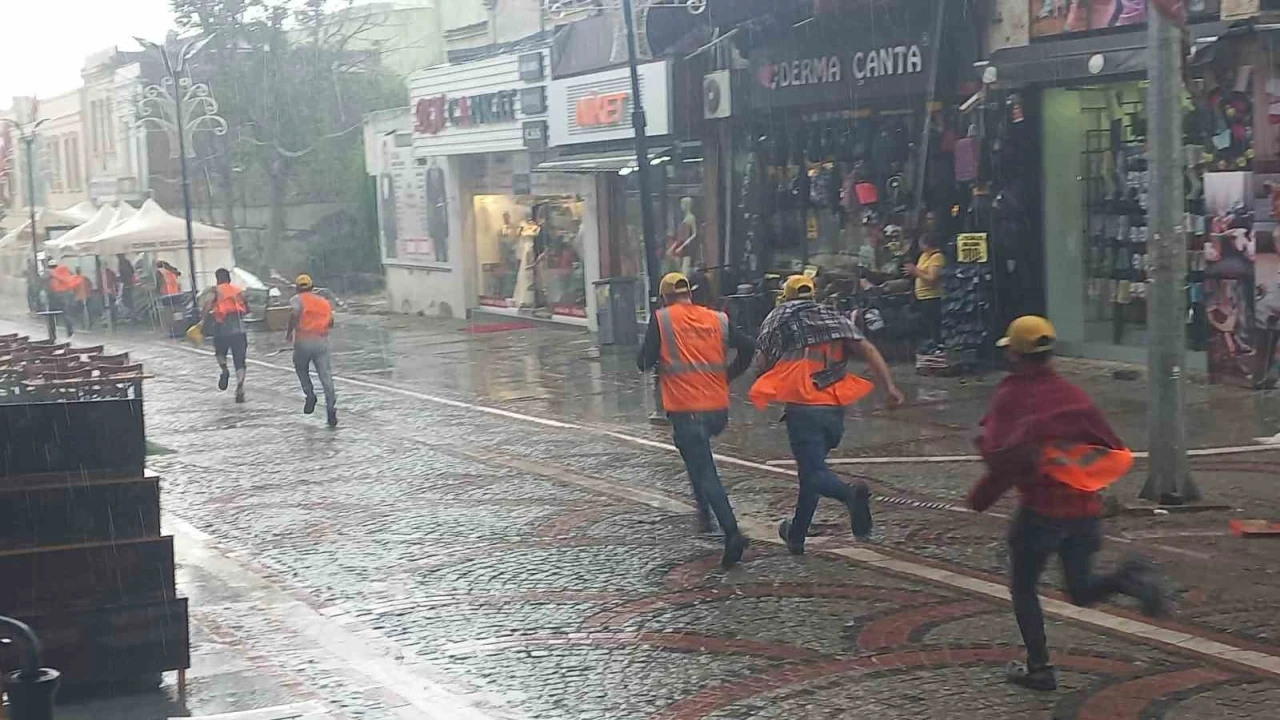 Edirne’de şiddetli yağış ve dolu hayatı olumsuz etkiledi
