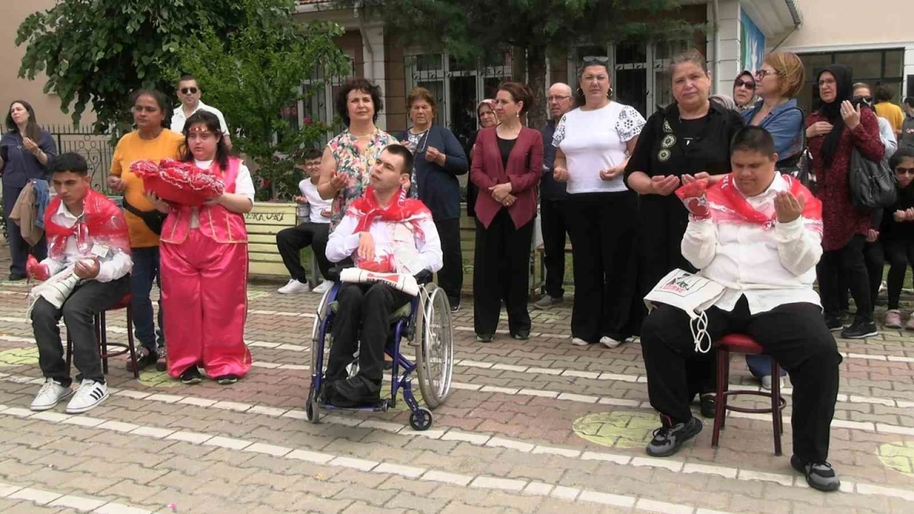 Edirne&rsquo;de temsili askerlik t&ouml;reninde duygu dolu anlar yaşandı: &Ouml;zel bireyler askere uğurlandı
