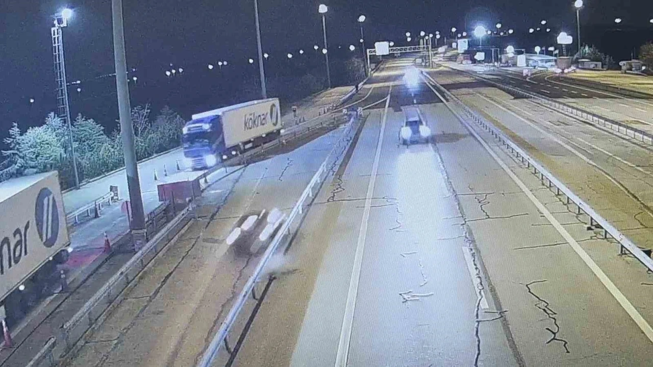 Edirne&rsquo;de ters y&ouml;ne giren alkoll&uuml; s&uuml;r&uuml;c&uuml; kaza yaptı: 2 yaralı
