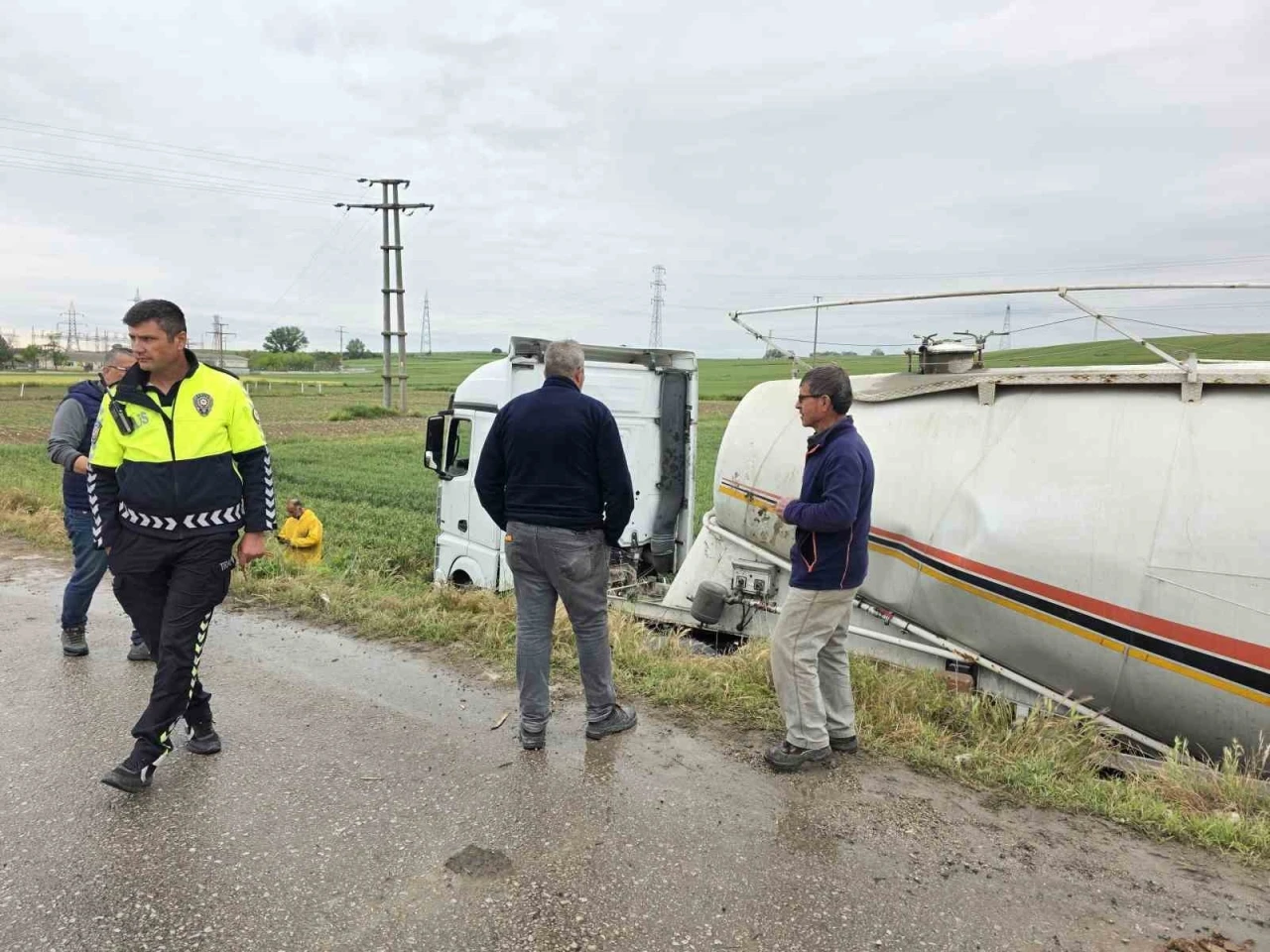 Edirne’de treyler silobas tarlaya devrildi: 1 yaralı