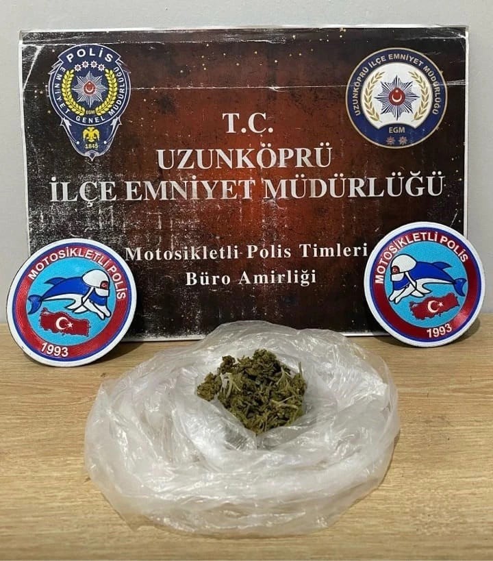Edirne&rsquo;de uyuşturucuya ge&ccedil;it yok: 1 ş&uuml;phelinin &uuml;zerinde esrar ele ge&ccedil;irildi
