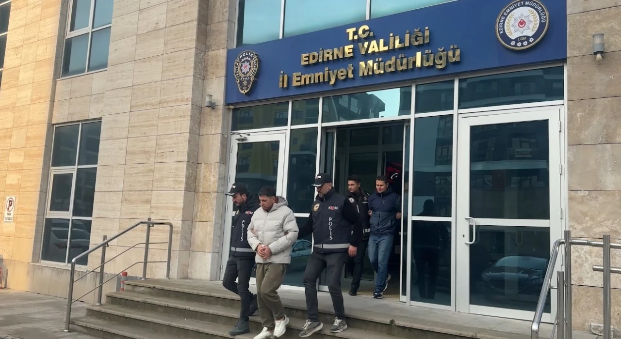 Edirne Kapıkule’de tarihi eser operasyonu: Büyük İskender portreli sikkelerle kaçarken yakalandılar
