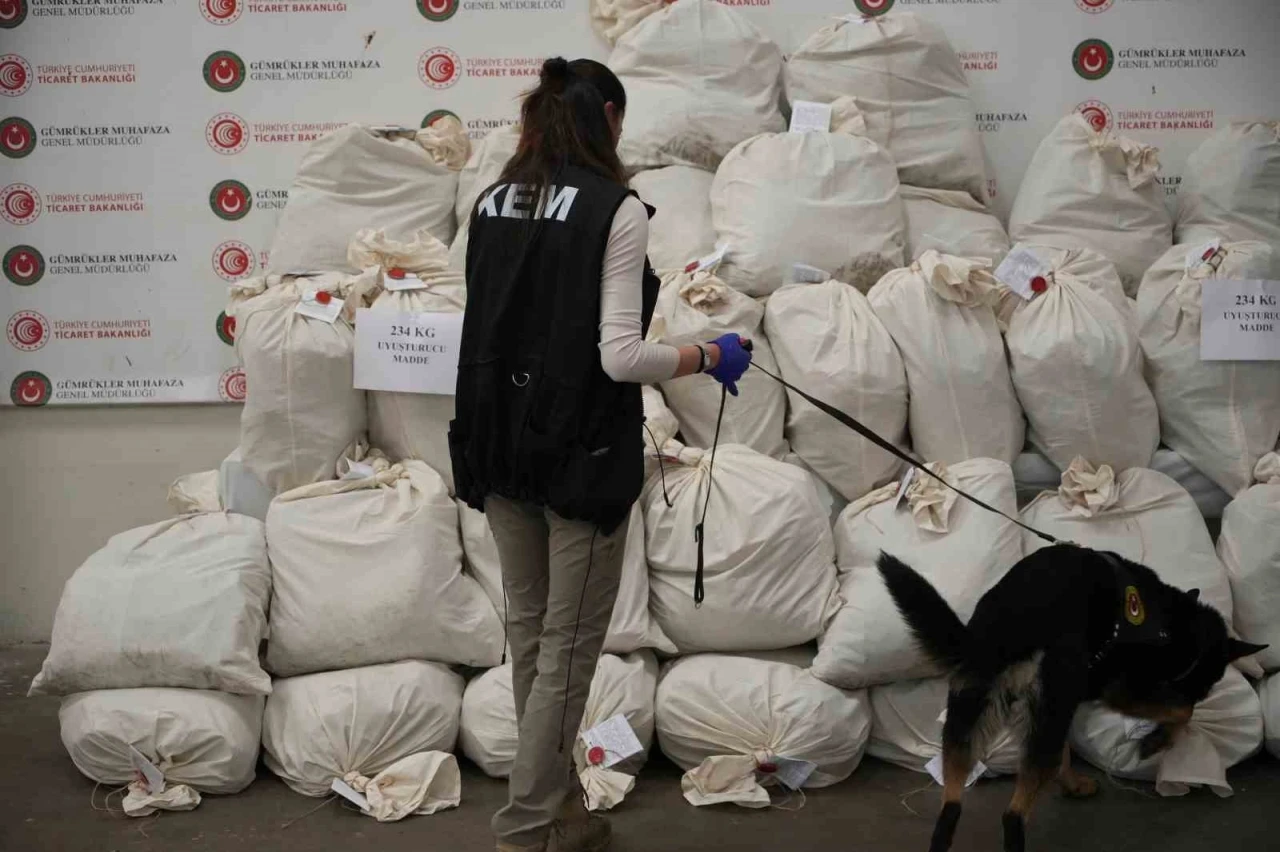 Edirne Kapıkule’de X-ray taraması yapılan otobüste 233 kilo esrar ele geçirildi
