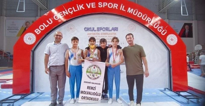 Edremit Remzi Molvalıoğlu Ortaokulu Şampiyon Olarak Döndü
