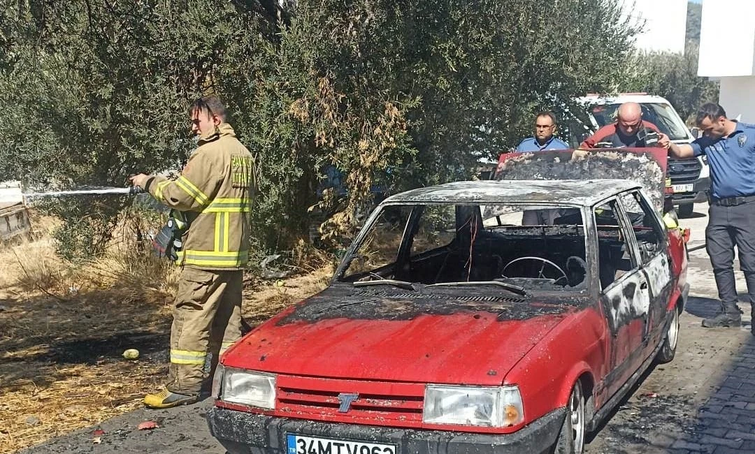 Edremit’te araç yangını otluk alana sıçradı

