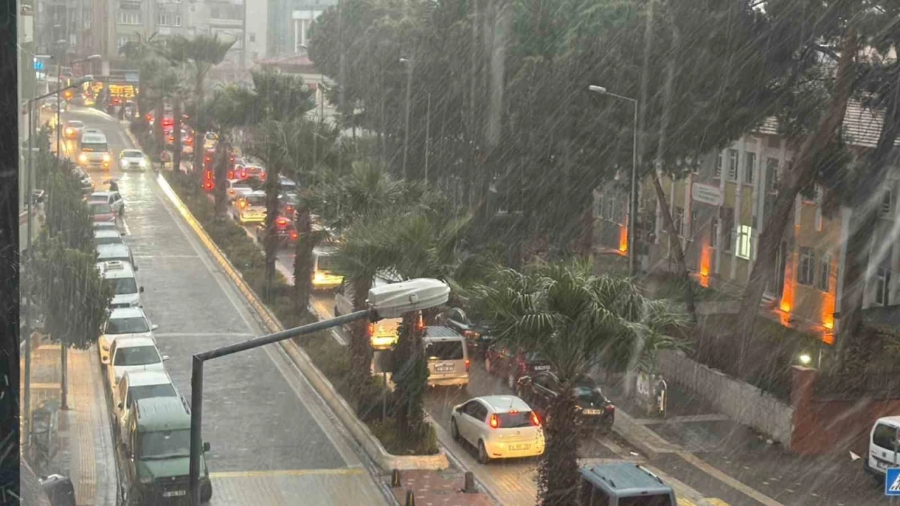 Edremit&rsquo;te dolu ve lodos fırtınası etkili oldu
