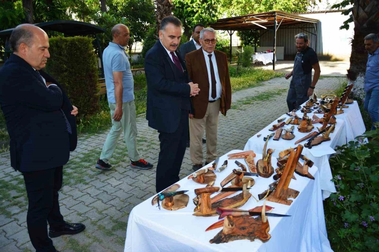 Edremit’te elle dövülen bıçaklar sergisi hayran bıraktı
