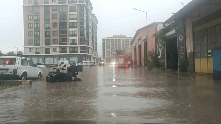 Edremit’te su basan yollarda mahsur kalanları itfaiye ekipleri kurtardı