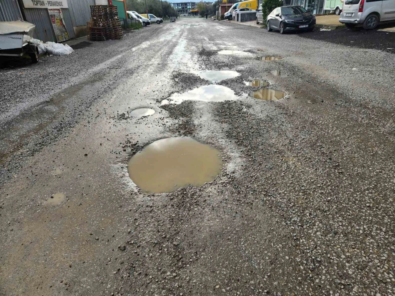 Edremit’te yeni yapılan yolda bir buçuk ayda çukurlar oluştu
