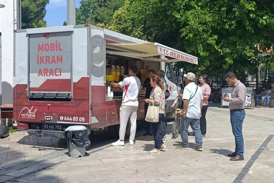 Efeler Belediyesi&rsquo;nden &ouml;ğrencilere serinleten destek

