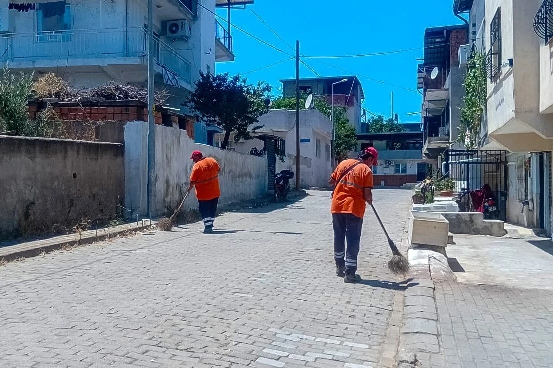 Efeler&rsquo;de temizlik &ccedil;alışmaları s&uuml;r&uuml;yor
