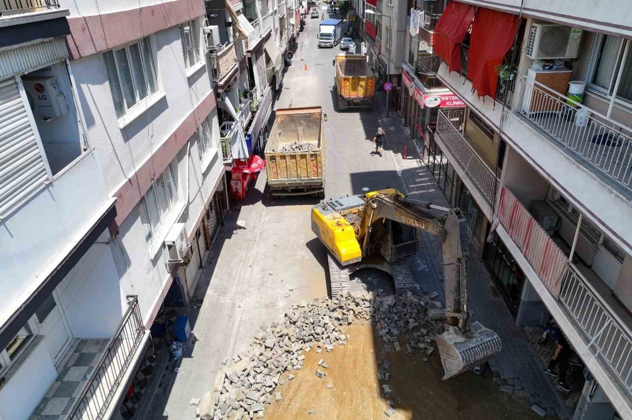 Efeler&rsquo;de yol yenileme &ccedil;alışmaları hız kesmiyor
