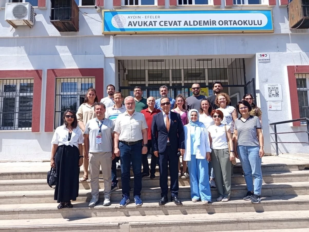Efeler İl&ccedil;e Milli Eğitim M&uuml;d&uuml;r&uuml; &Ccedil;omruk: "Hedefimiz değerlerine sahip &ccedil;ıkan nesiller yetiştirmek"
