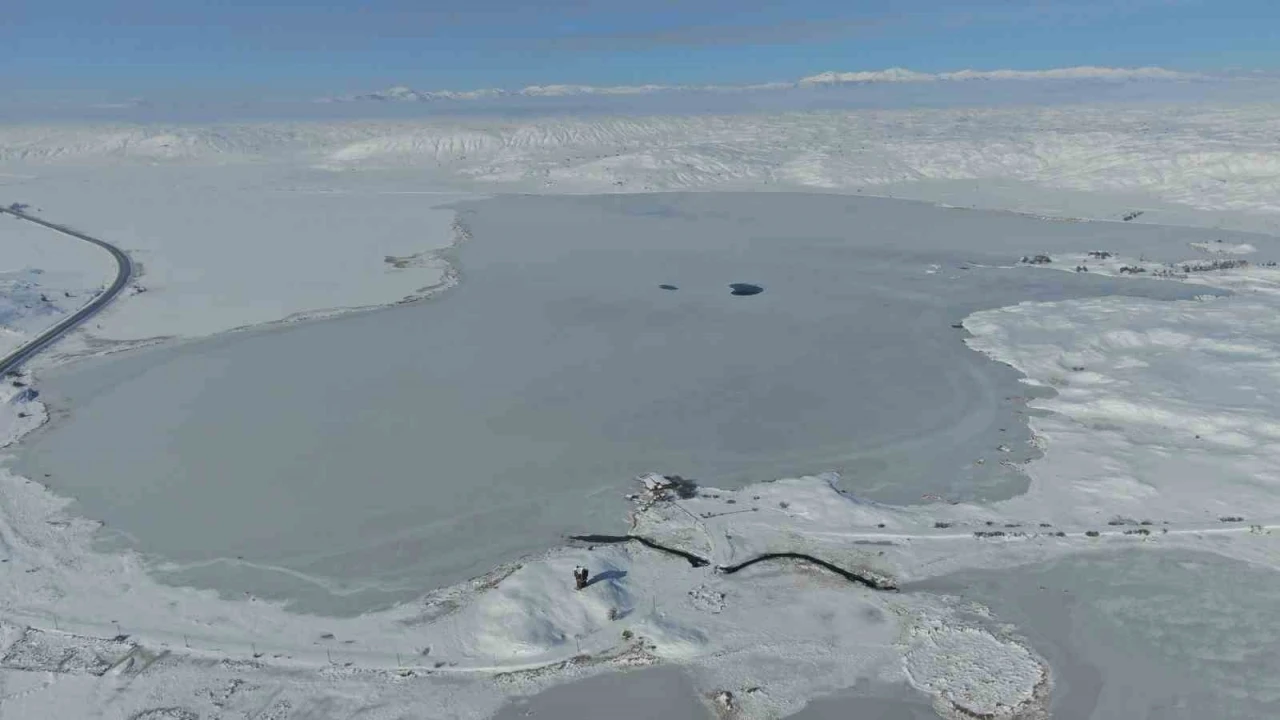 Efsanesi dilden dile dolaşan g&ouml;l tamamen dondu
