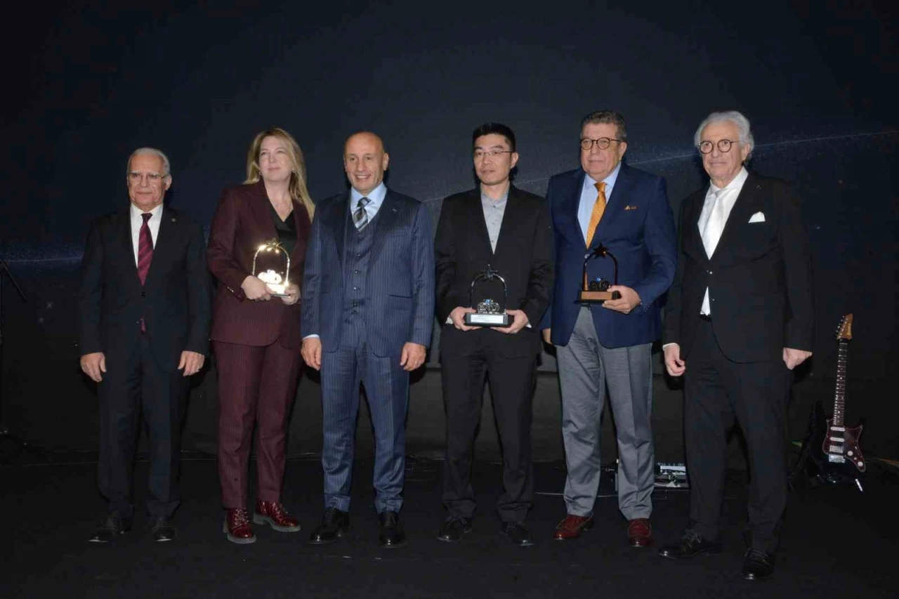 Ege&rsquo;de ihracatın yıldızları belirlendi: Uğur Soğutma&rsquo;ya &ccedil;ifte &ouml;d&uuml;l
