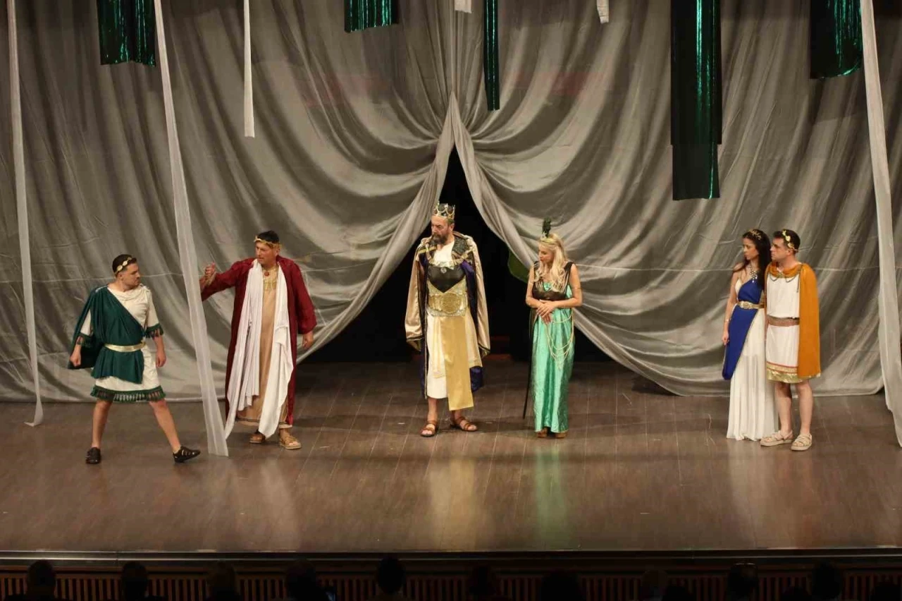 EGİAD Tiyatro Kul&uuml;b&uuml;&rsquo;nden anlamlı gece
