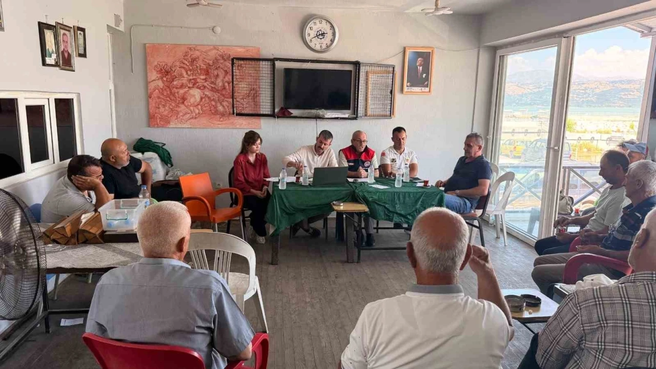 Eğirdir&rsquo;de su &uuml;r&uuml;nleri avcılığına y&ouml;nelik bilgilendirme toplantısı d&uuml;zenlendi
