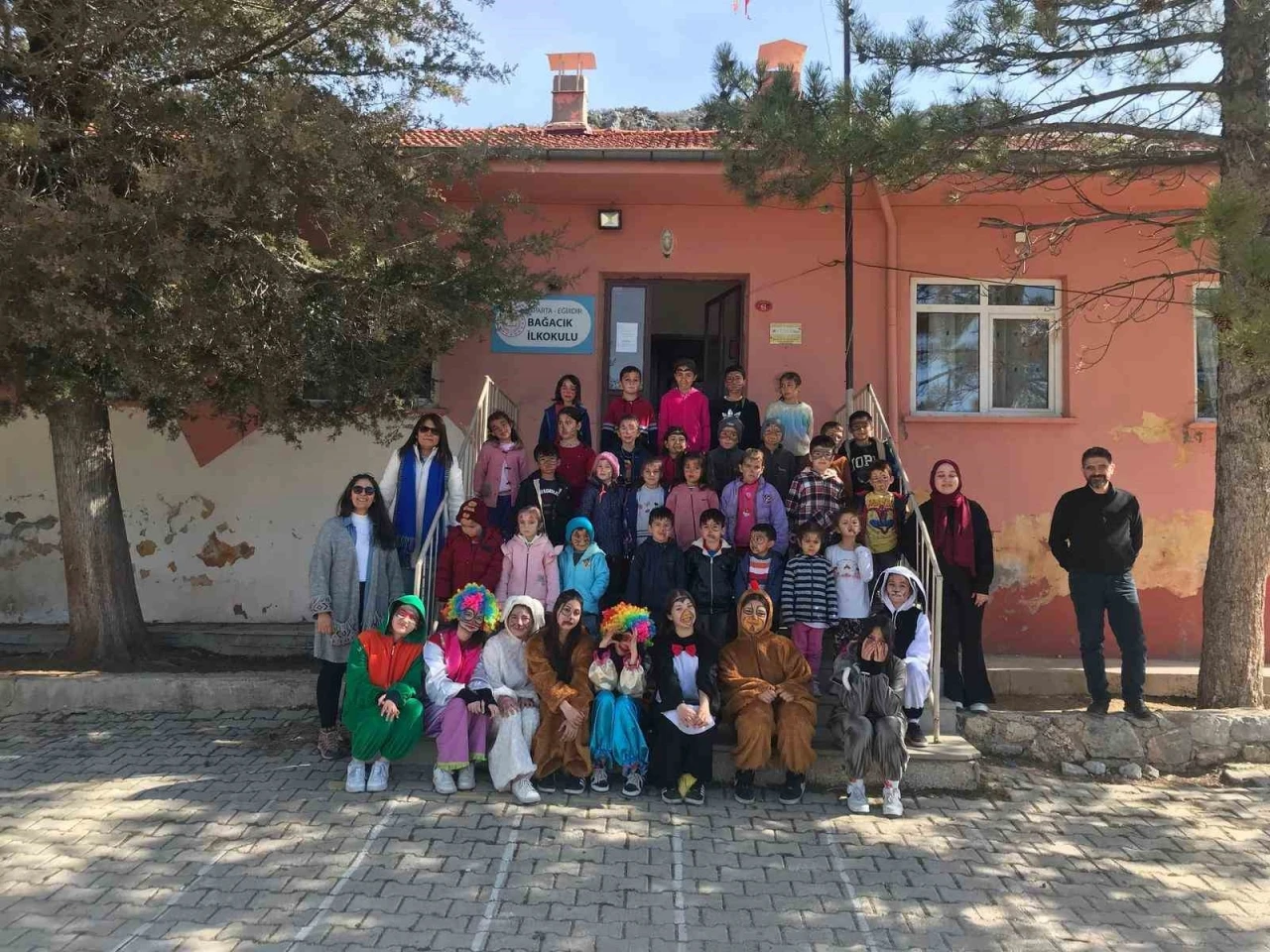 Eğirdirli öğrencilerden köy çocuklarına renkli etkinlikler
