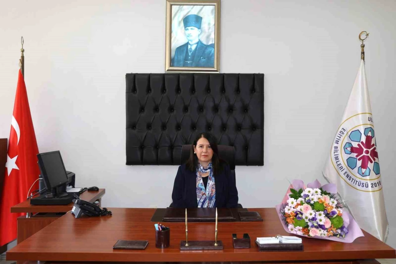 Eğitim bilimleri enstitüsünde bayrak değişimi
