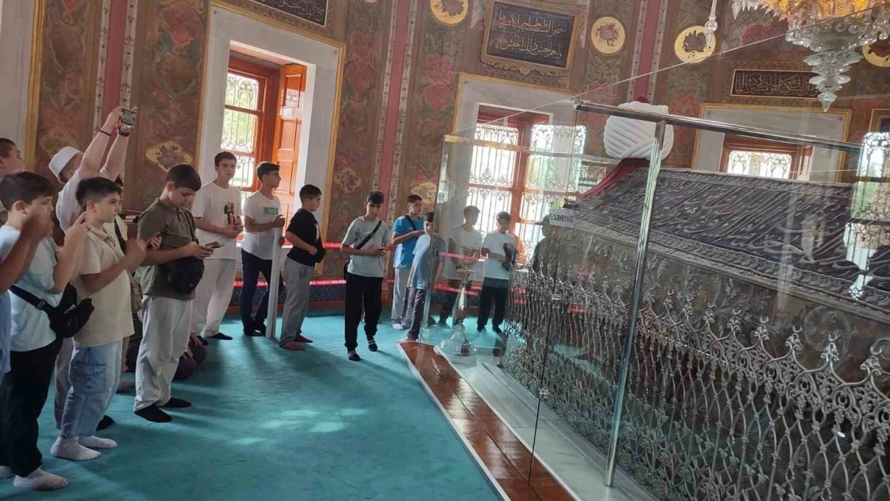 Eğitimlerini tamamlayan hafızlar ecdadın izinde tarihi yolculuk yaptı
