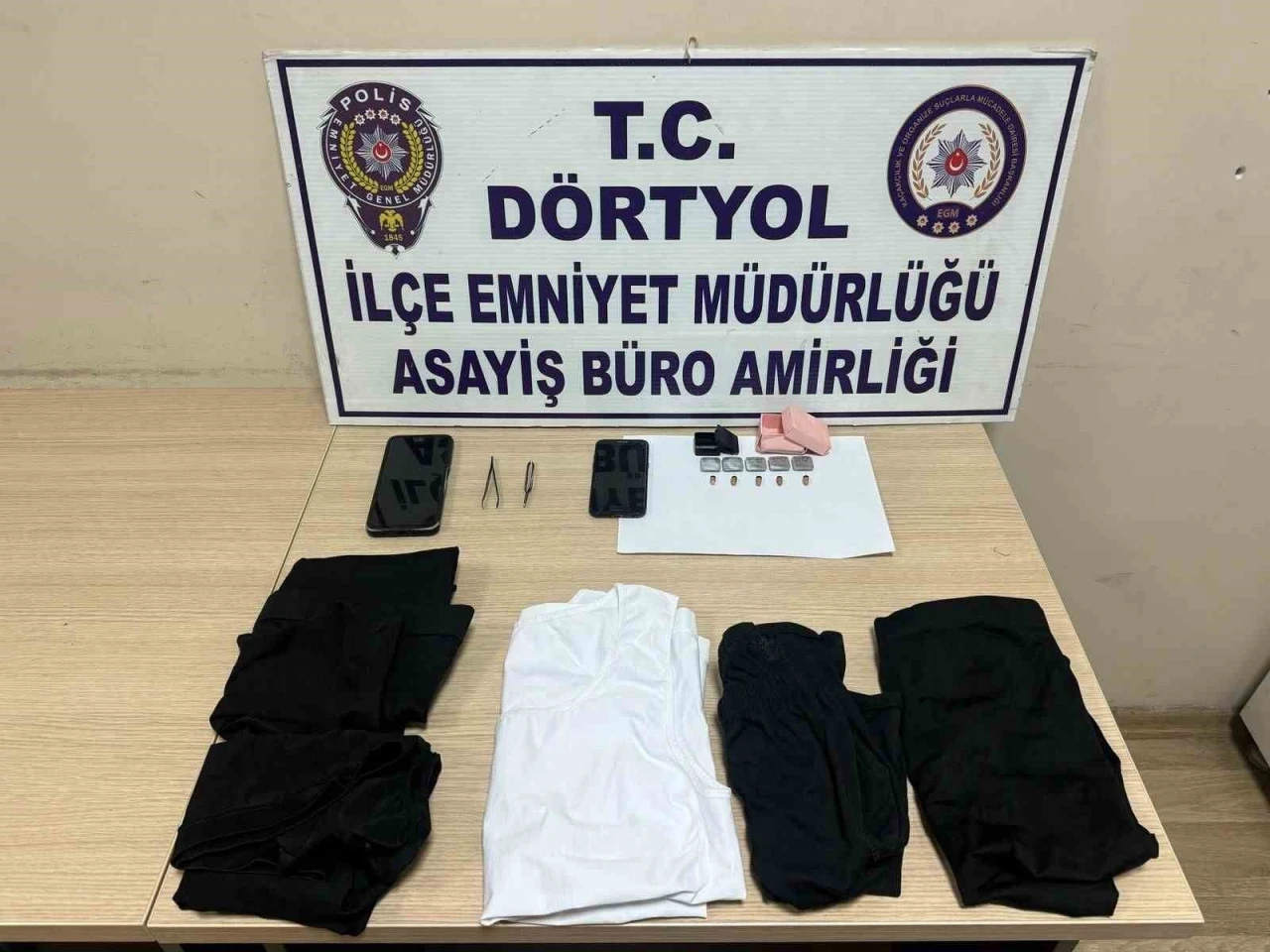 Ehliyet sınavında çamaşır içerisine yerleştirdikleri düzenekle kopya çekmeye çalıştılar
