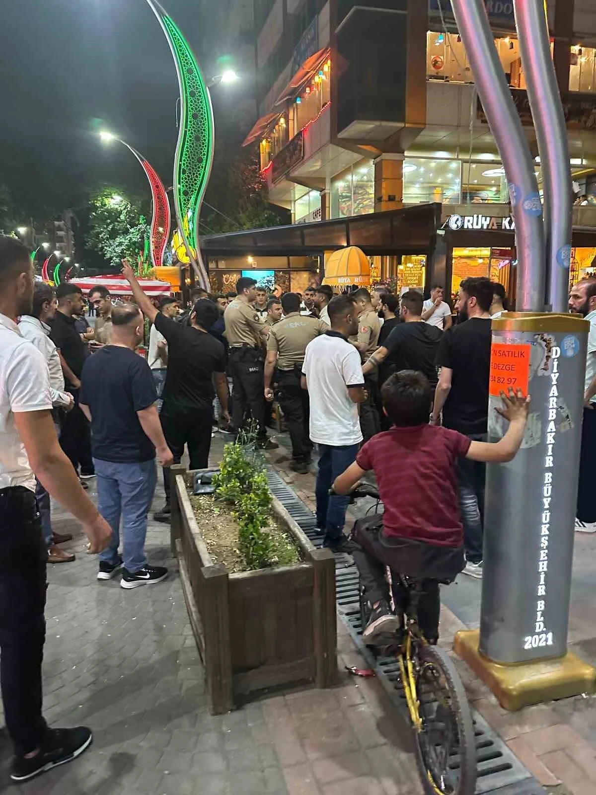 Ehliyetsiz motosiklet sürücüsünü yakalayan bekçiler ile vatandaşlar arasında gerginlik
