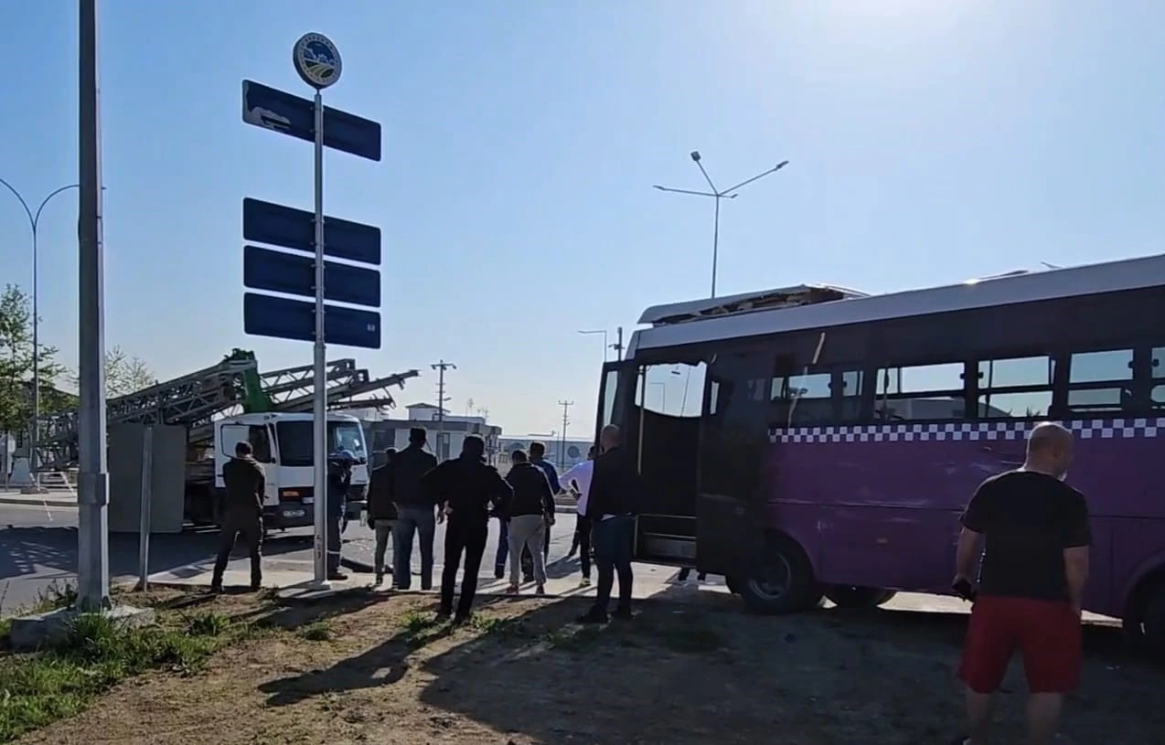Ehliyetsiz sürücü kullandığı kamyonla özel halk otobüsüne çarptı

