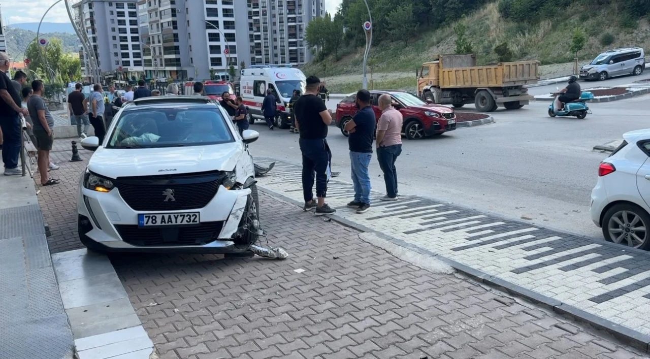 Ehliyetsiz s&uuml;r&uuml;c&uuml;n&uuml;n karıştığı kazada anne ile kızı yaralandı
