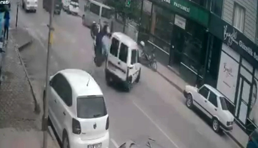 Ehliyetsiz sürücünün yaptığı kaza kameraya yansıdı
