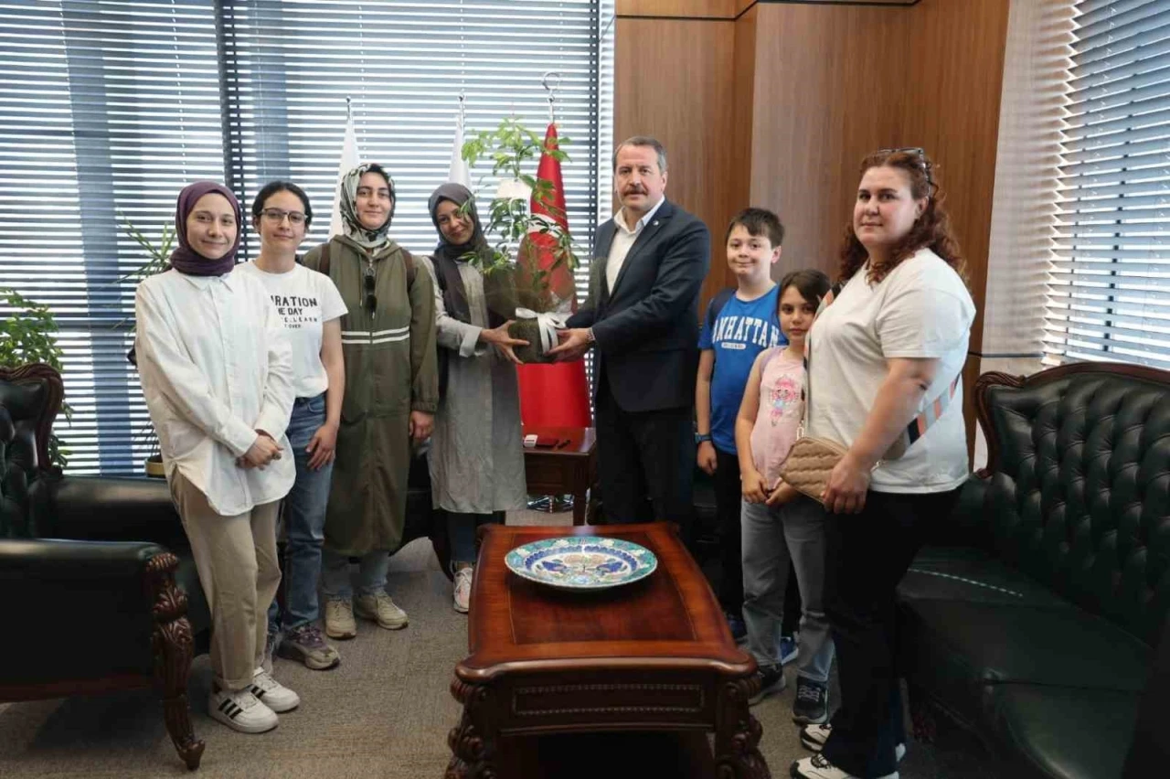 Ek atama bekleyen öğretmen adayları, Eğitim-Bir-Sen Genel Başkanı Yalçın’ı ziyaret etti
