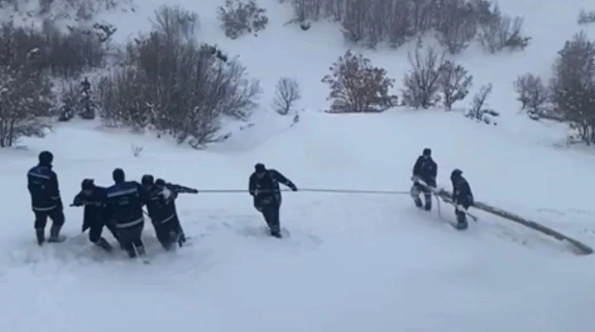 Ekipler enerji i&ccedil;in seferber oldu: Kar i&ccedil;erisinde zorlu m&uuml;cadele
