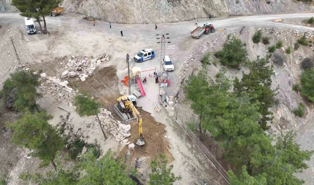 Ekipler günlerdir mesai yapıyor: Köylerin yarım asırlık yol sorunu çözülüyor

