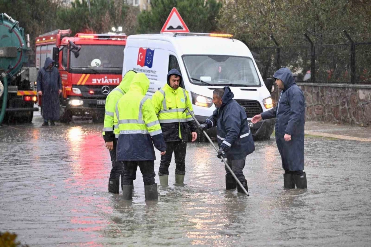 Ekiplerden sağanak yağışta yoğun mesai
