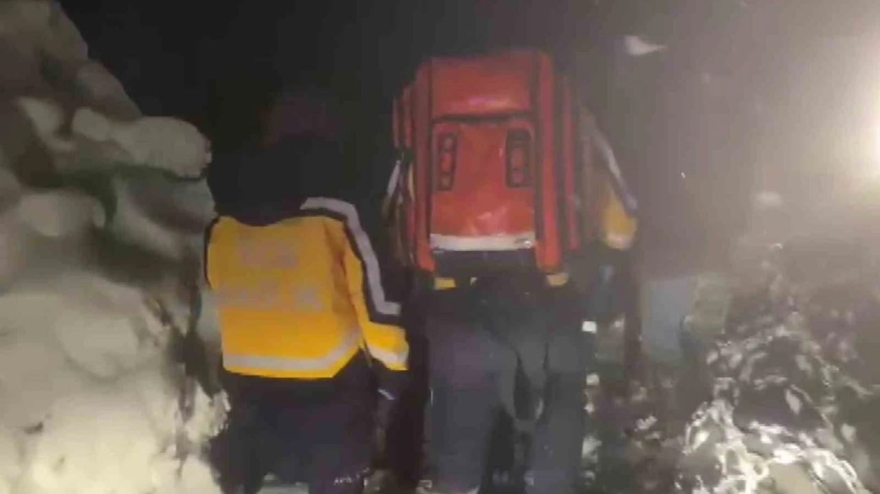 Ekiplerin uzun uğraşlarıyla yol a&ccedil;ılarak hastaya ulaşıldı
