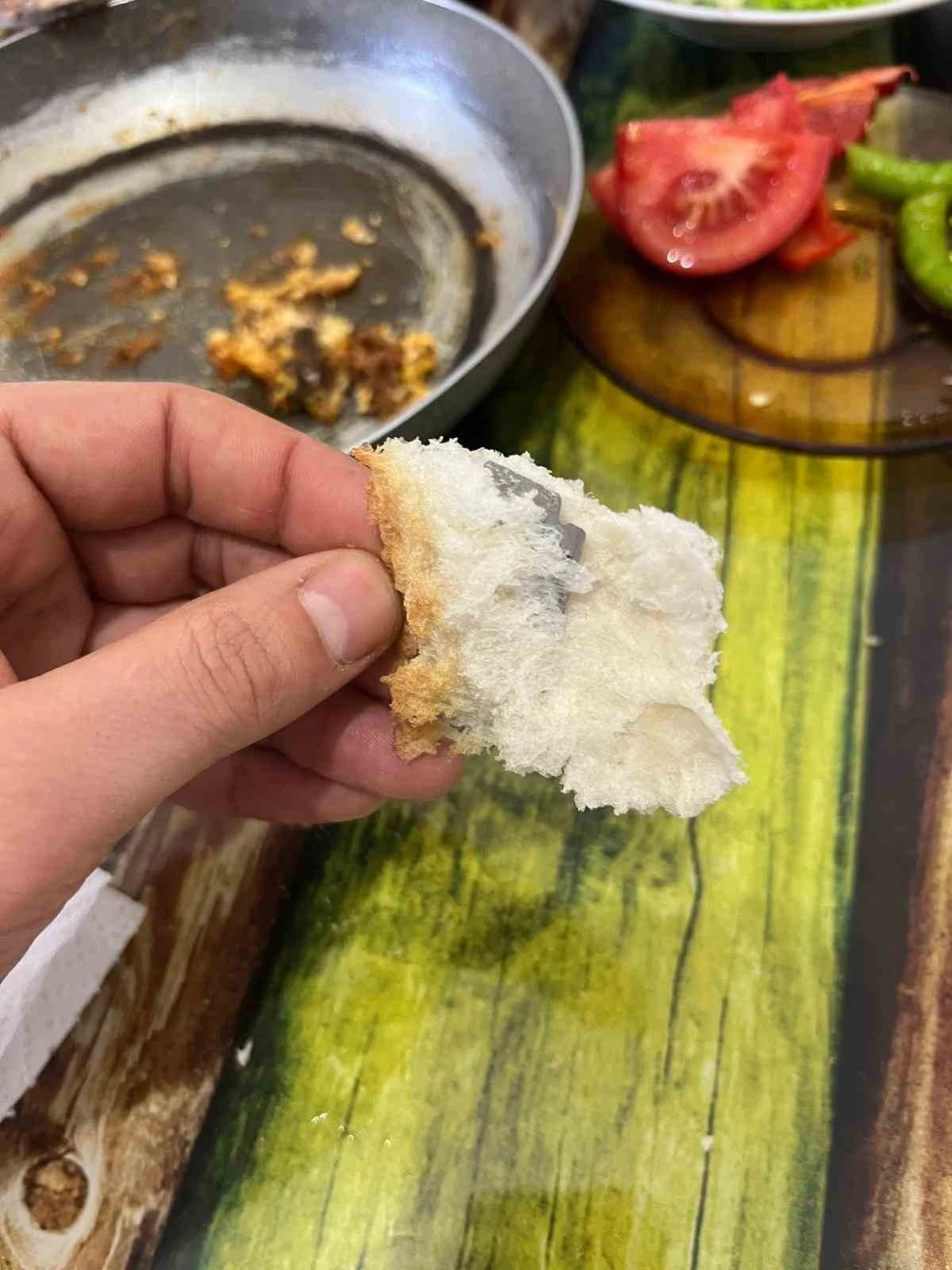 Ekmeğin i&ccedil;inden &ccedil;ıkanı g&ouml;r&uuml;nce şok oldu
