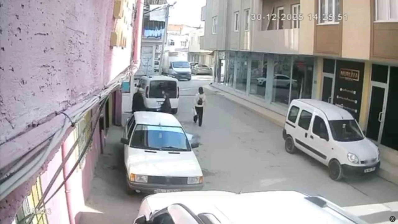 Ekmek arabasının kapısı b&ouml;yle yere serdi
