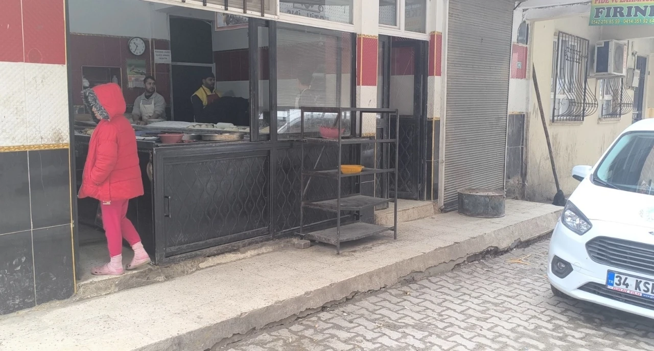 Ekmek fırınındaki g&ouml;r&uuml;nt&uuml; ekipleri harekete ge&ccedil;irdi
