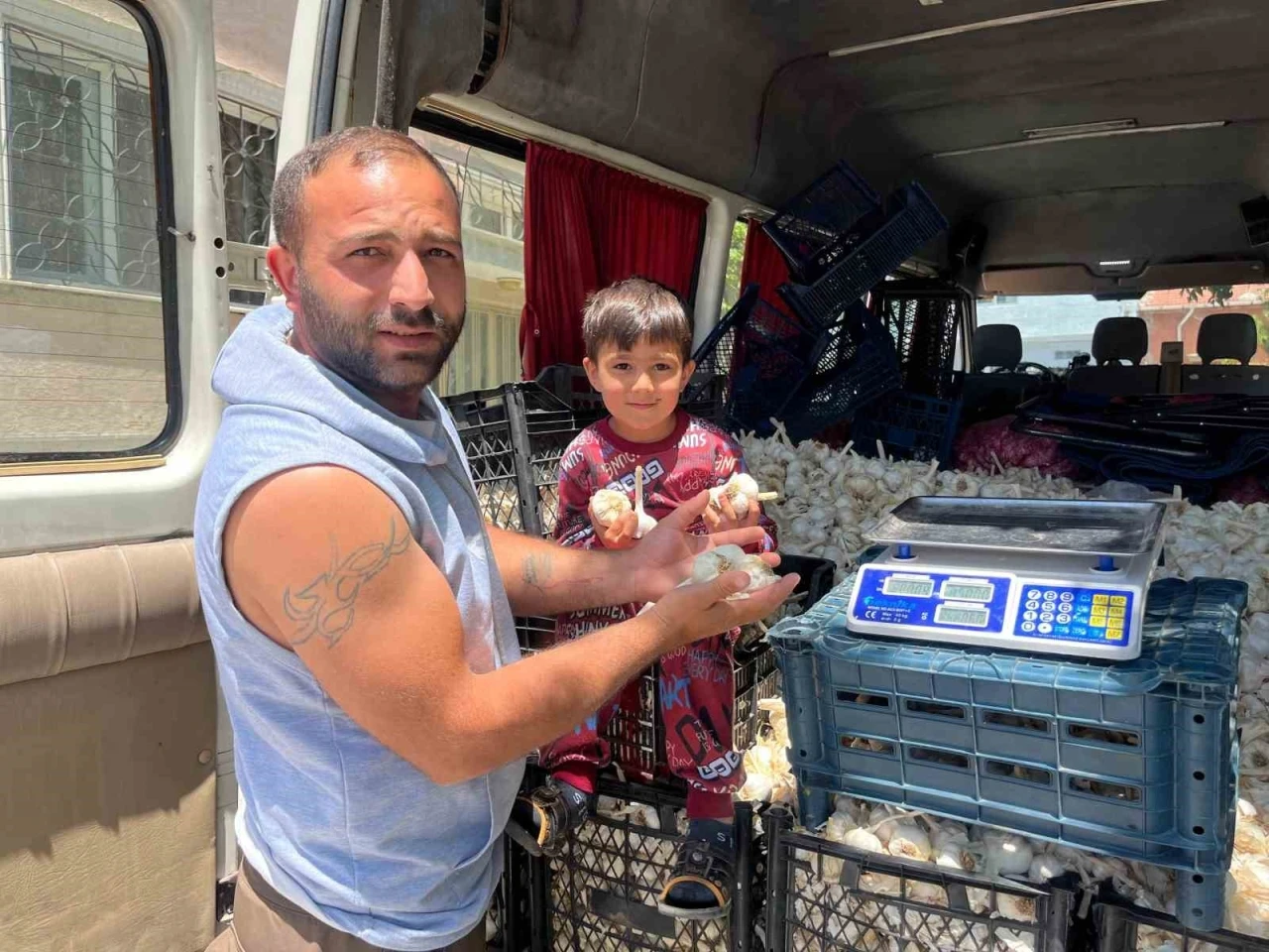 Ekmek parasını kazanmak için binlerce kilometre yol gezdiler
