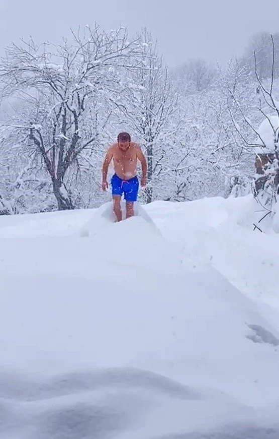 Eksi 10 dereceyi aldırmadan şortuyla karda y&uuml;zd&uuml;
