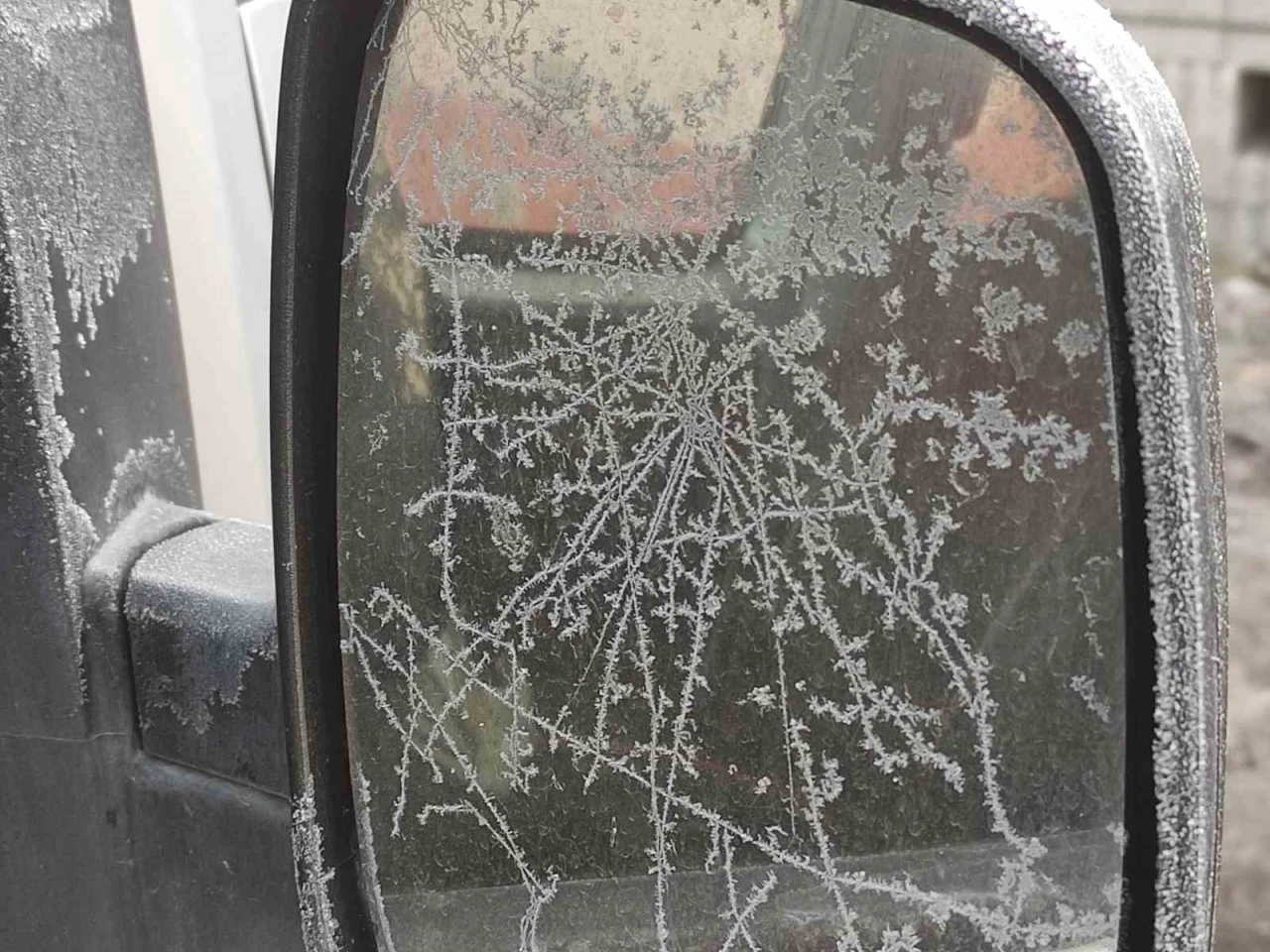 Eksi 17 dereceyi gören kentte araç camları buz tuttu
