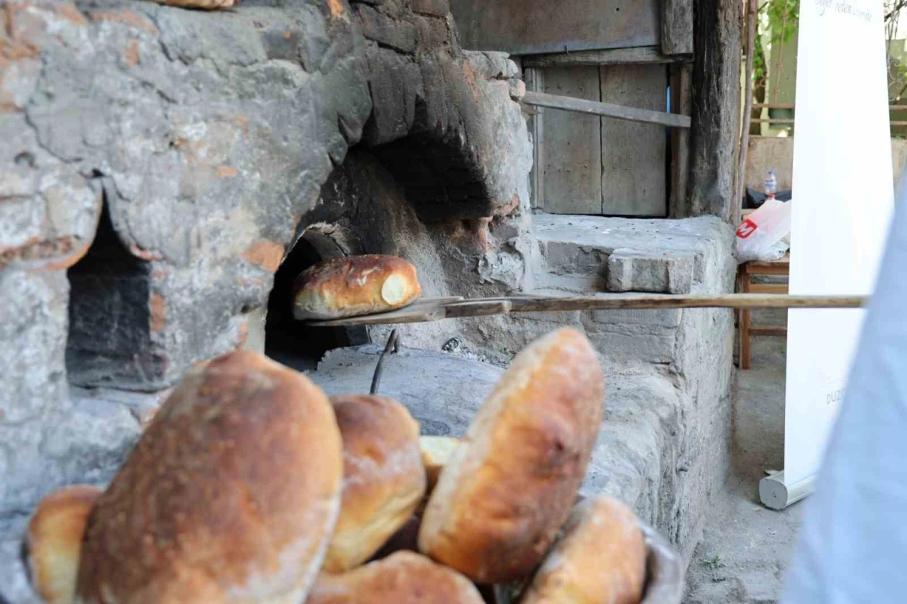 Ekşi mayanın izinde yöresel köy ekmeği yapımı
