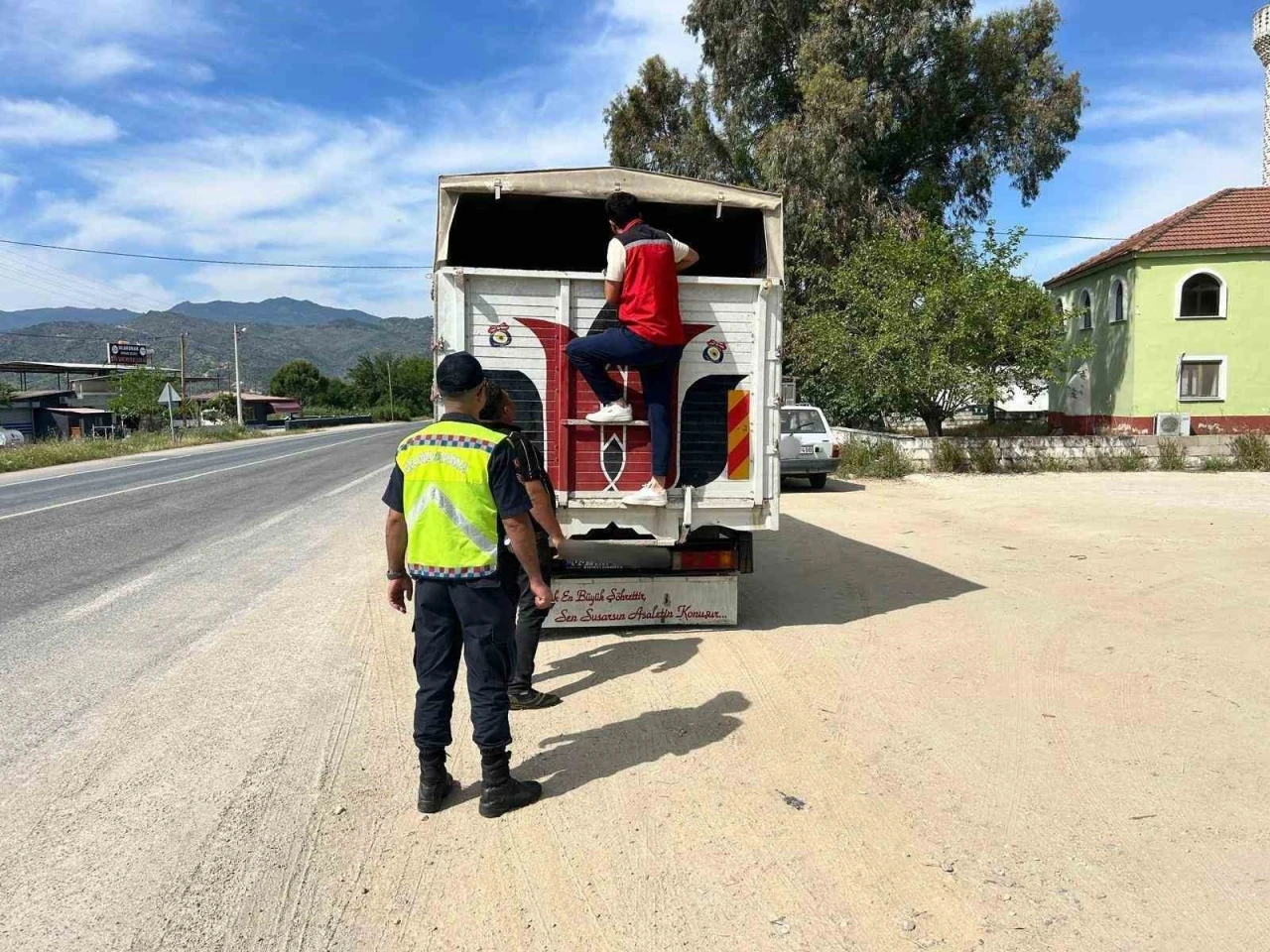 Eksik evrakla canlı hayvan taşıyan 2 kişi cezadan kaçamadı
