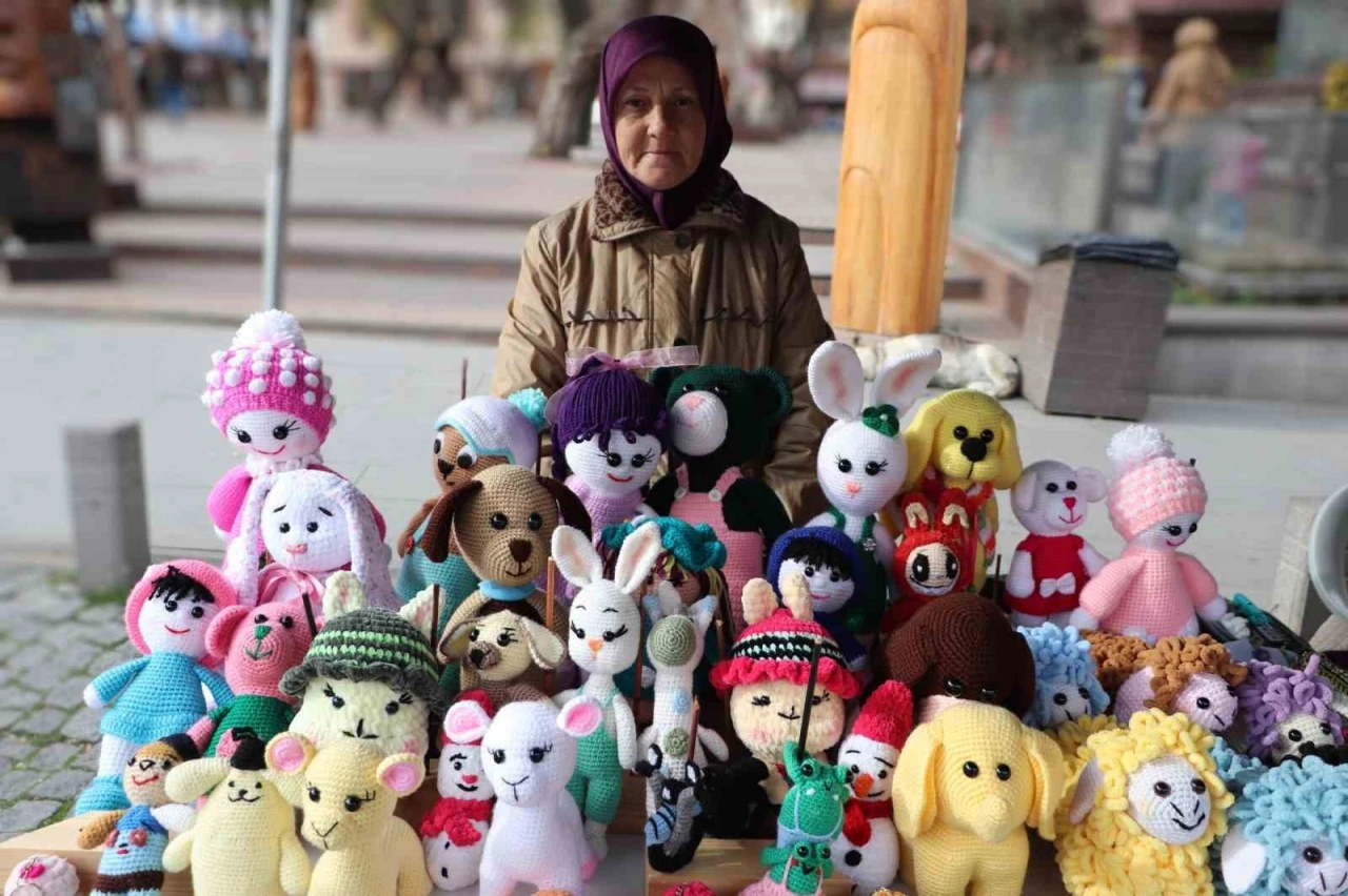 El emeğiyle ördüğü bebekleri satarak ev ekonomisine katkı sunuyor
