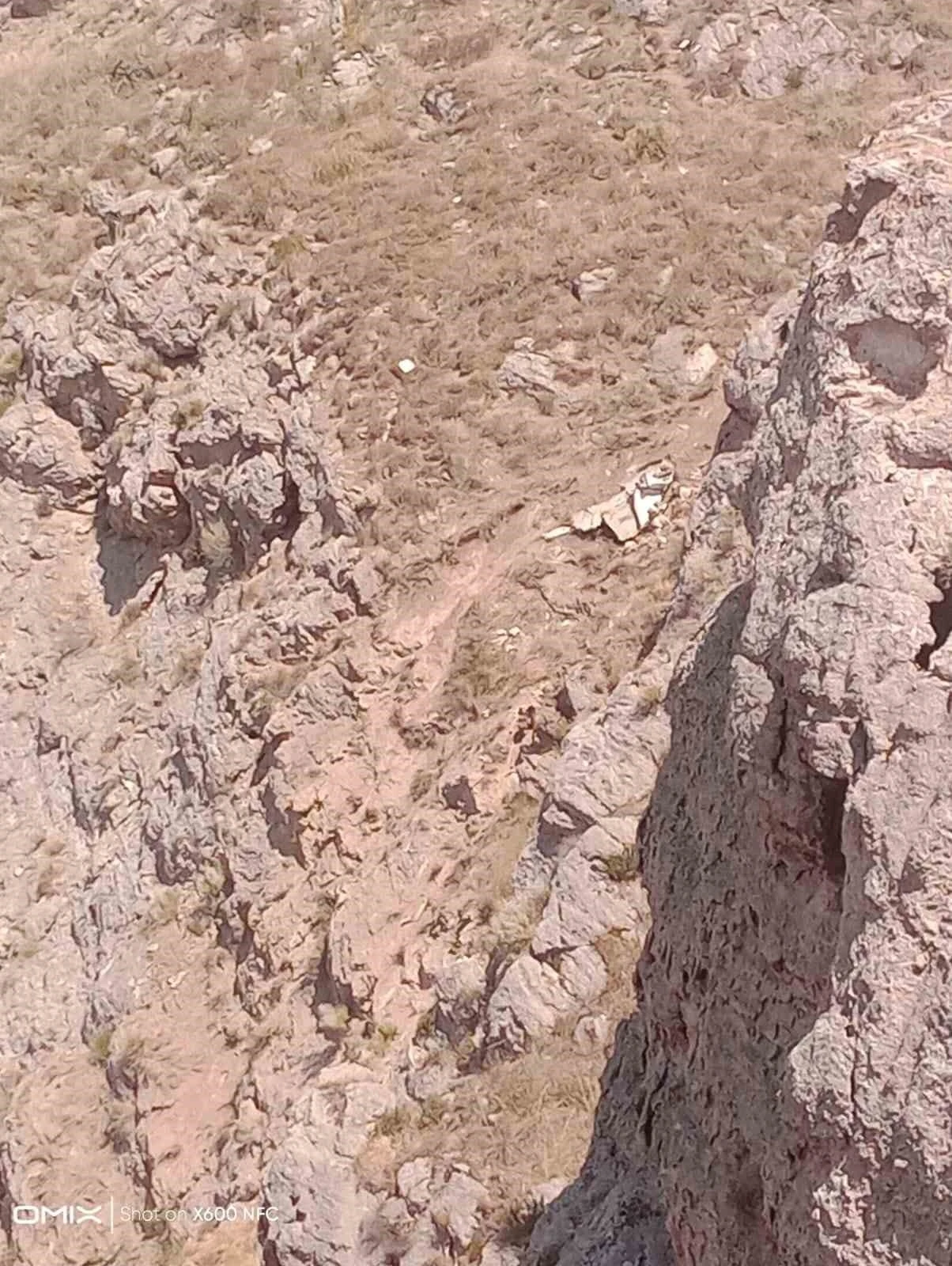 El freni çekilmeyen greyderin sürüklediği otomobil uçuruma yuvarlandı: 1 ölü, 1 yaralı
