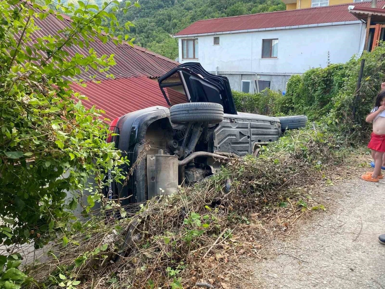 El freni çekilmeyen otomobil evin boşluğuna düştü
